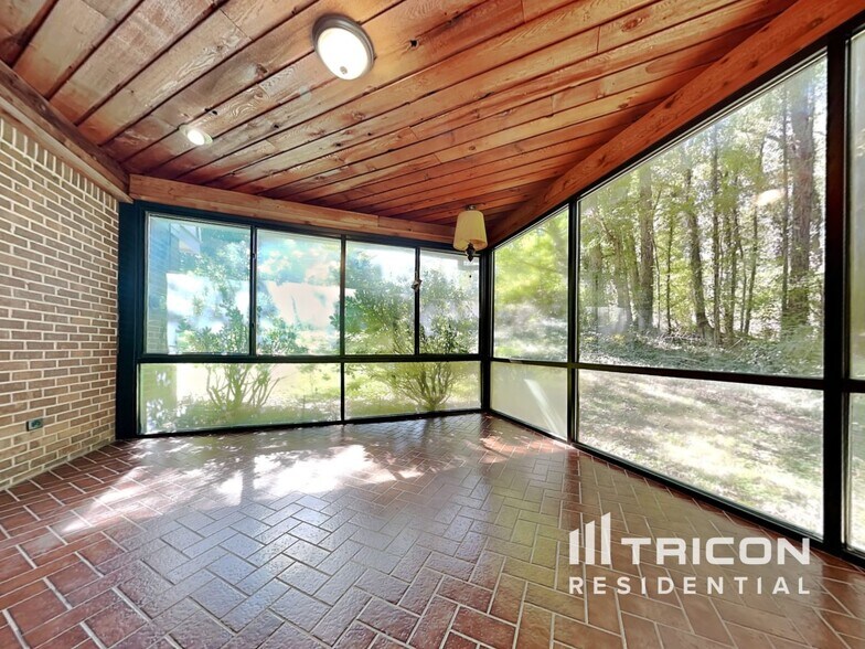 Building Photo - 135 Victoria Dr