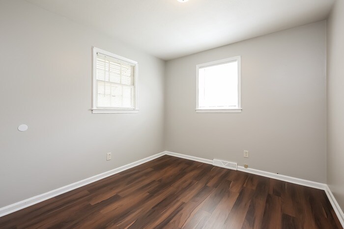 Building Photo - 105 Holland Ct