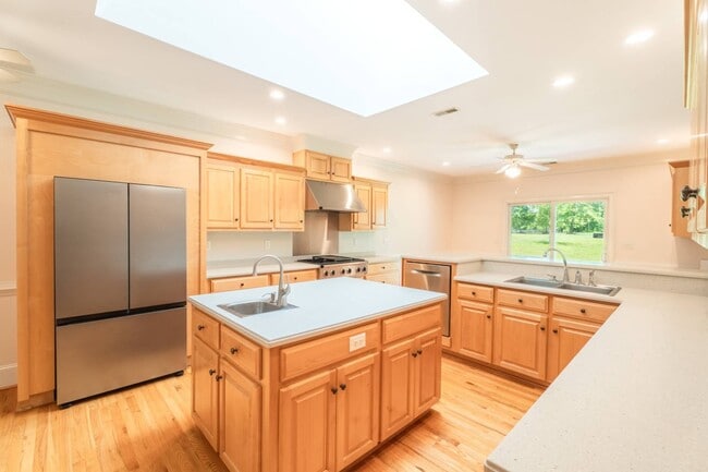 Building Photo - 785 Glenwood Dr