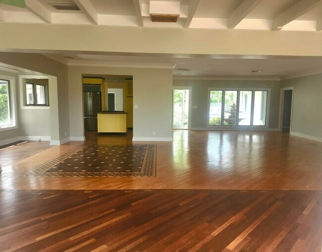 Building Photo - 814 N Golfview Rd