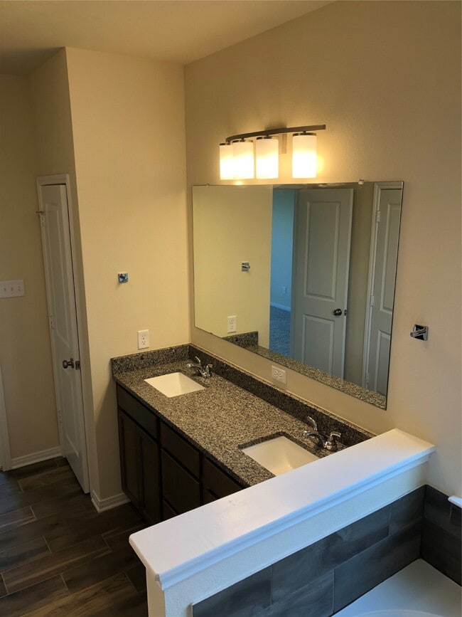 Building Photo - 1006 Old Vine Rd