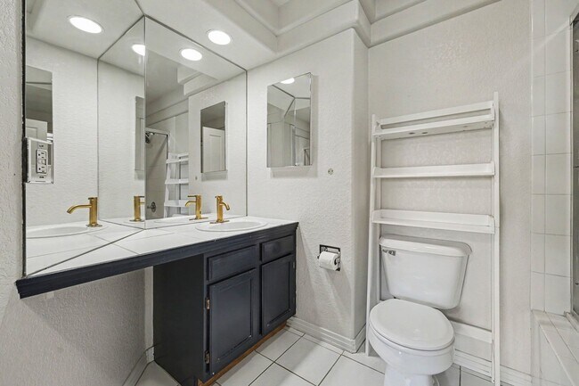 Building Photo - Beautiful 2BR Townhome in Gated Community with 2-Car Garage