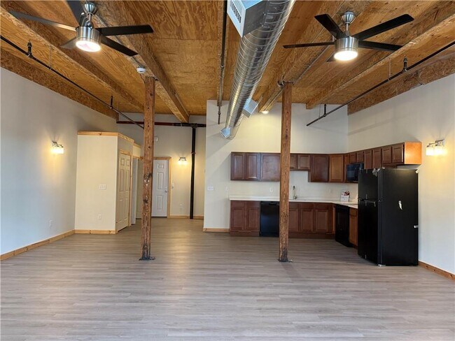 Primary Photo - 327 Pine St