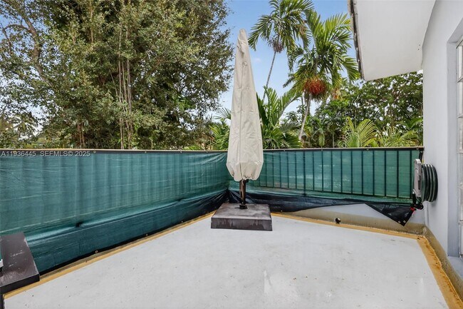 Building Photo - 135 South Dr