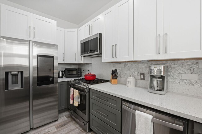 Building Photo - Furnished 2 bedroom