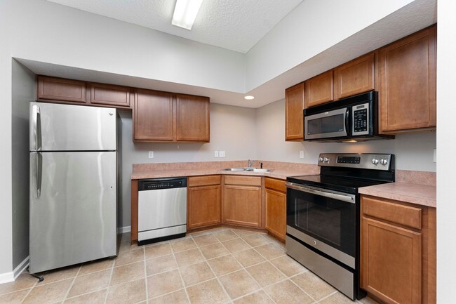 Building Photo - Charming 3BR Townhouse with Garage & Priva...