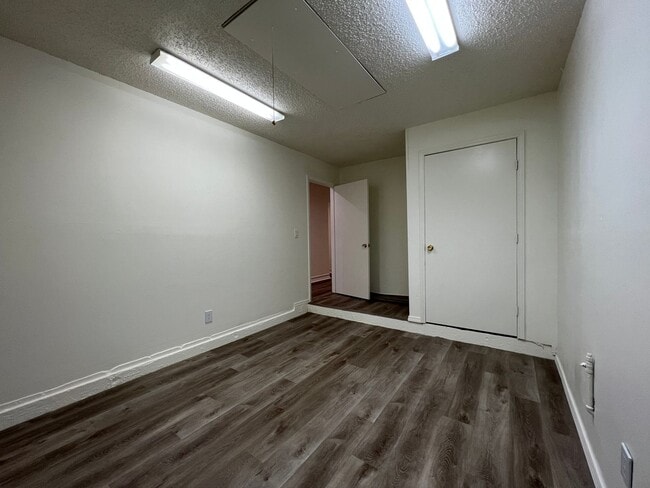 Building Photo - 3 Bedroom/2 Bathroom Home with Covered Pat...