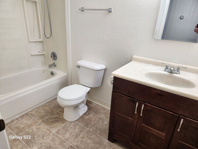Building Photo - Bright and Cheery 4 bedroom, 2 bathroom ho...