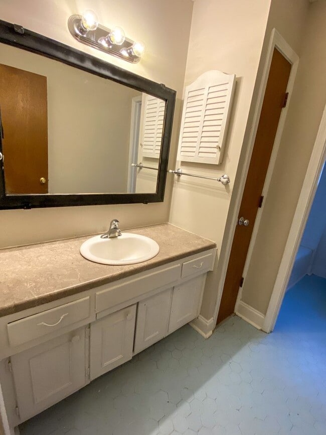 Building Photo - 5 bed, 2 bath home in East Memphis near Qu...