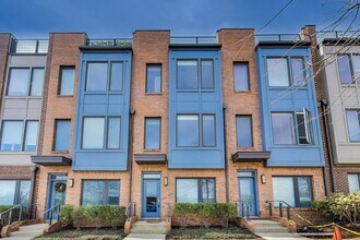 Building Photo - Stunning 3BD/3.5BA luxury 4-level townhouse in Great Location!