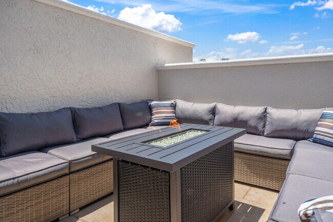 Building Photo - 514 N Birch Rd