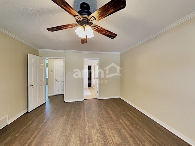 Building Photo - 6771 Oakmoor Cir S