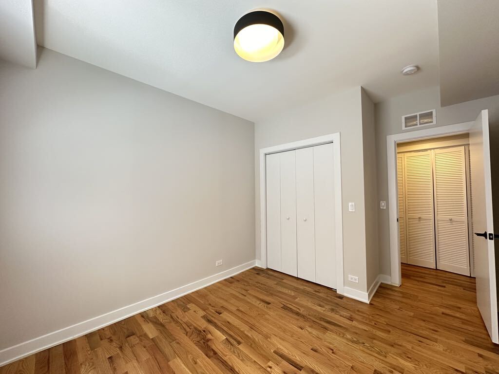 Building Photo - 659 W Wrightwood Ave