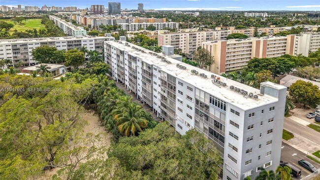 Building Photo - 1000 NE 14th Ave