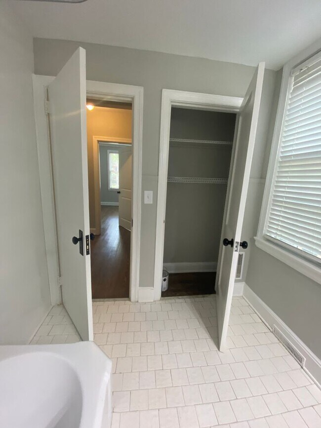 Building Photo - 1 Bedroom 1 Bathroom Unit-First Floor