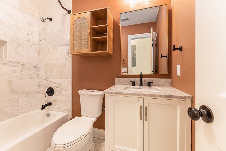 Second bathroom with shower/tub combo - 1816 Gippy Ln