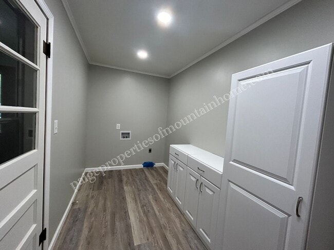 Building Photo - Stunning 4-bedroom, 2-bath Home with Attached Garage