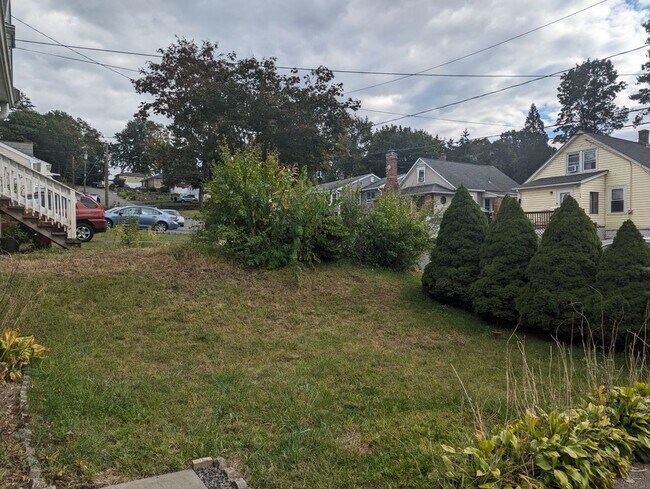 Building Photo - 33 Hallock St