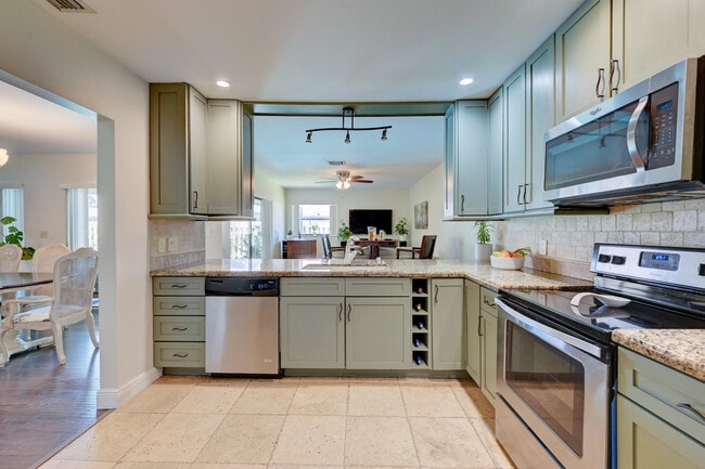 Building Photo - 6833 Bianchini Cir
