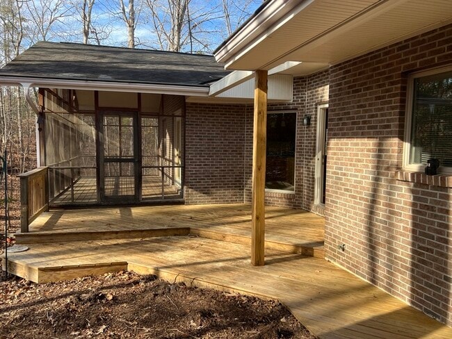 Building Photo - 303 Lake Pointe Dr