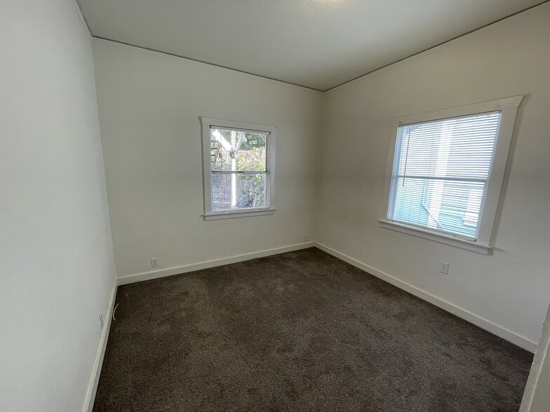 Building Photo - 418 W Main St