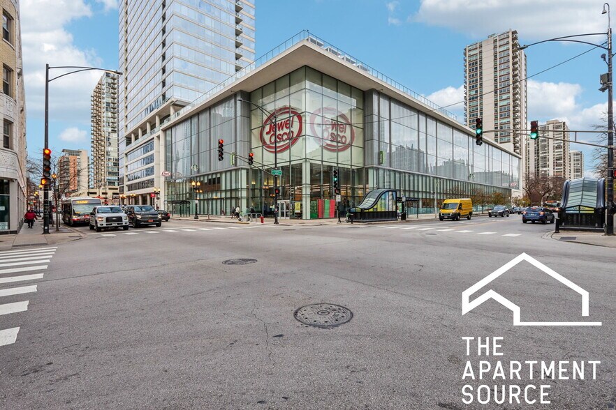 Building Photo - 1140 N La Salle Dr