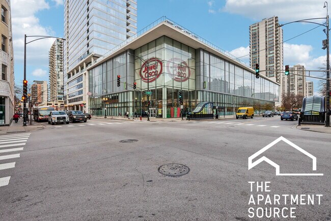 Building Photo - 1140 N La Salle Dr