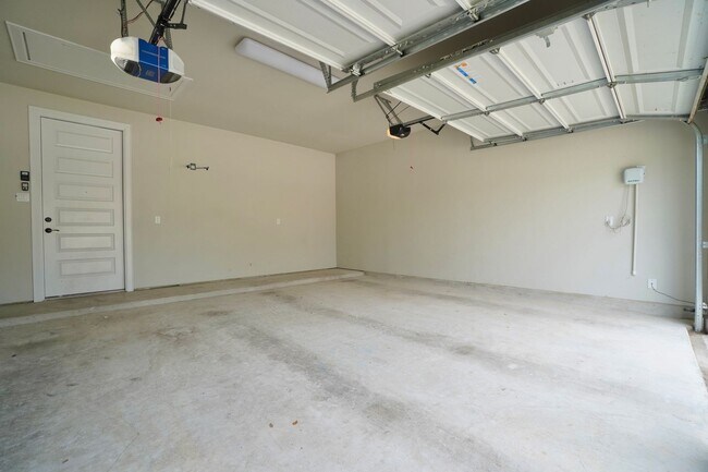 Building Photo - 6650 Verona Pl