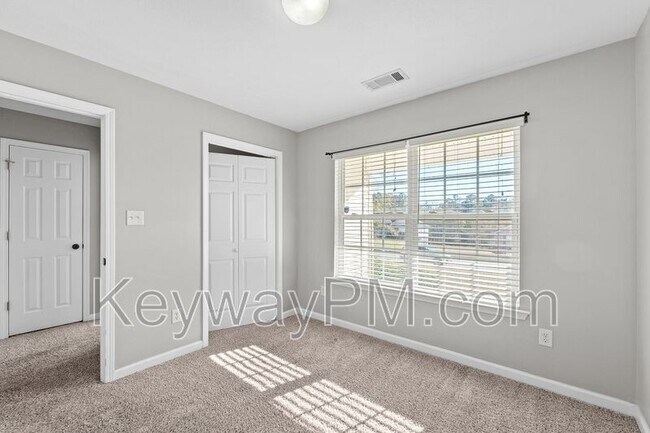 Building Photo - 122 Oakwood Dr