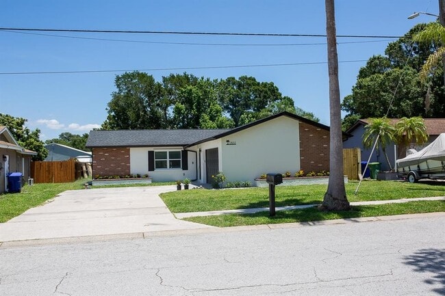 Building Photo - 1851 Oak St N