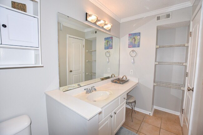 Building Photo - Spacious Condo Beautifully Furnished
