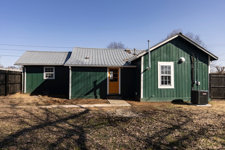 Building Photo - 304 Quigley St