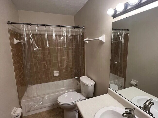 Building Photo - "Charming 2-Bed, 2-Bath Home in Tallahassee's Heart - Cozy 928 Sq Ft Haven!"
