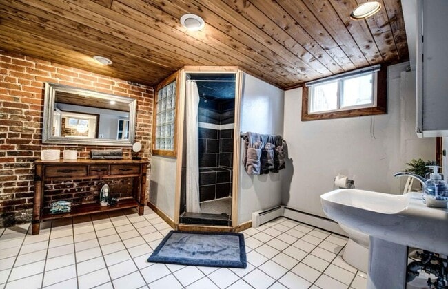 Building Photo - Charming two-bedroom unit in Capitol Hill