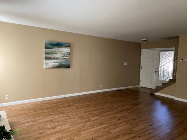 Building Photo - Spacious Los Gatos town home with two car garage.
