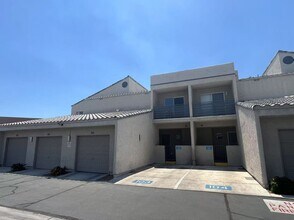 Building Photo - 2b2b TownHouse $1620