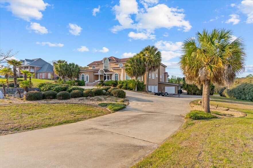 Building Photo - 200 Asphodel Dr