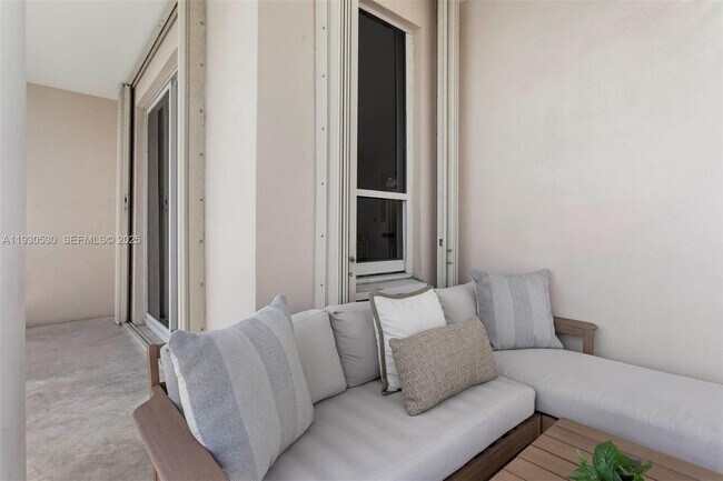 Building Photo - 888 Brickell Key Dr