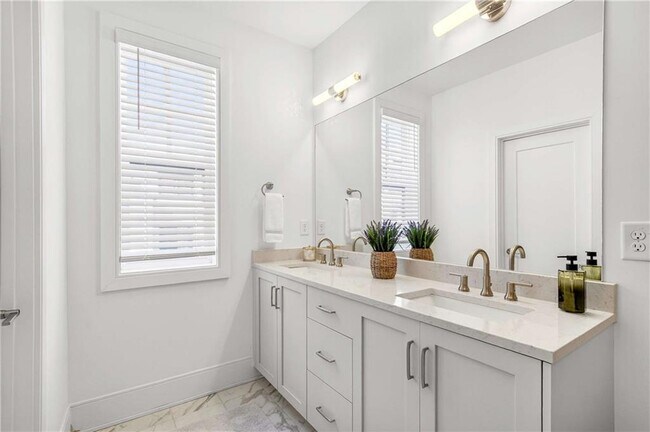 Building Photo - 1338 Booth Ave NW