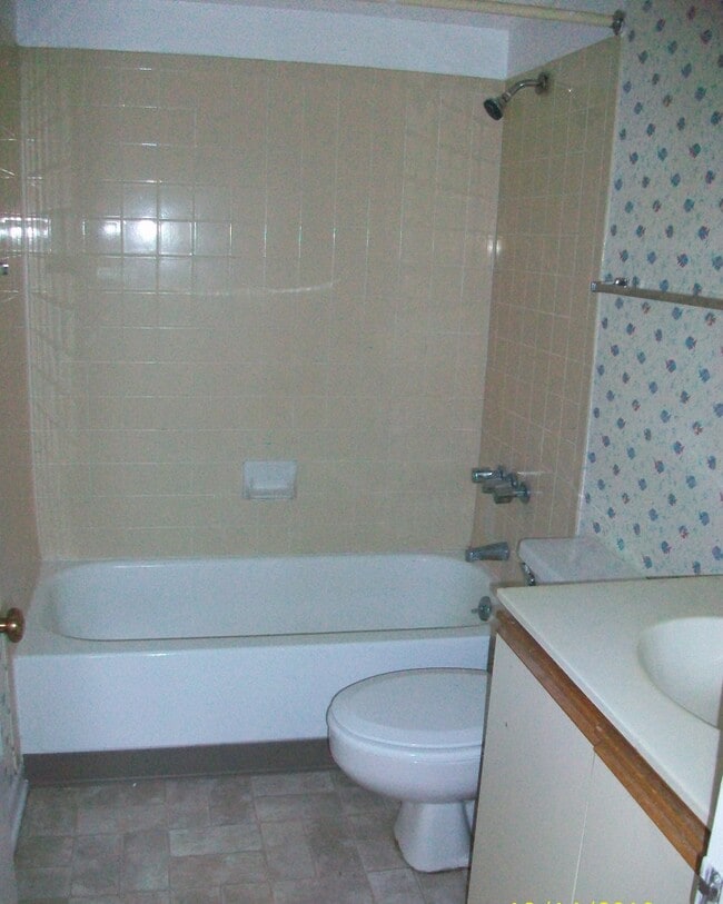 Building Photo - 1600 Park Cir