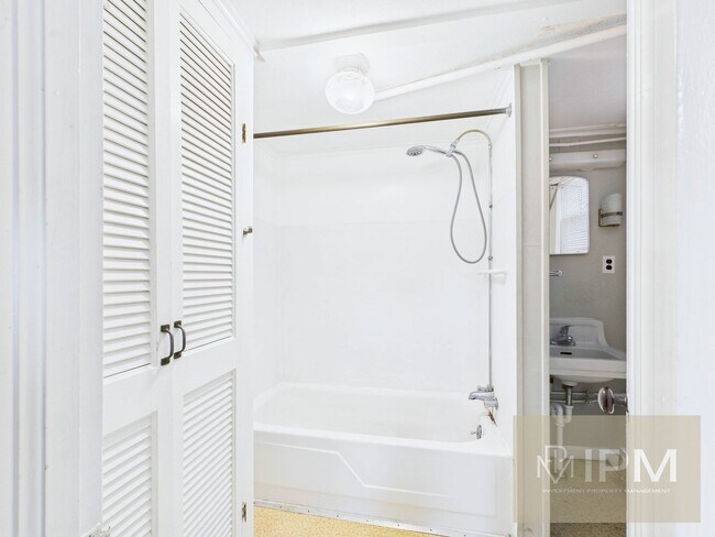 Building Photo - 607 W Broadway