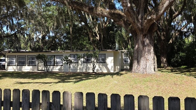 Building Photo - Quaint 3 Bedroom, one and a half bath home close to downtown St Augustine off SR 16