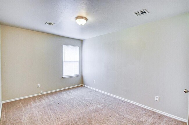 Building Photo - 4801 SE 77th St