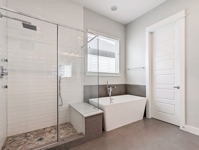 Building Photo - 1114 W 15th 1/2 St