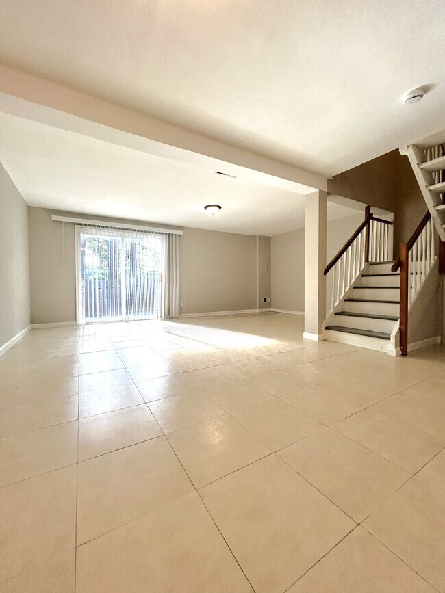 Building Photo - 9620F Vinca Circle