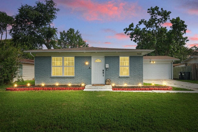 Building Photo - 743 Greenhaven Dr