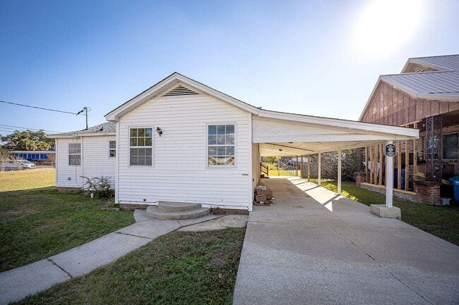 Building Photo - ADORABLE HOME FOR RENT