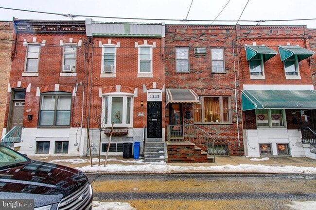 Building Photo - 1215 Daly St