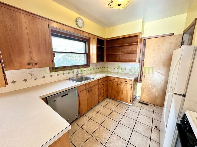 Building Photo - Wow! Amazing 3-bedroom 1-bath house with large fully fenced backyard