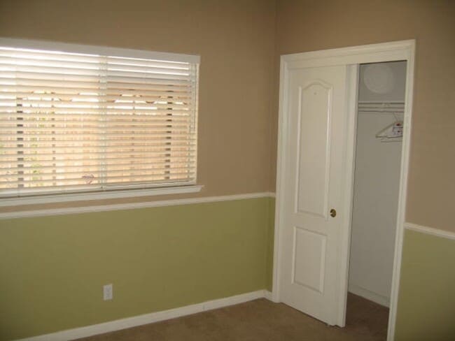 Building Photo - N.E. Fresno Newer Home, 3 car Garage, Like...